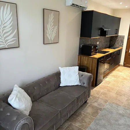 Modern 2 Bed Situated In Villereal *