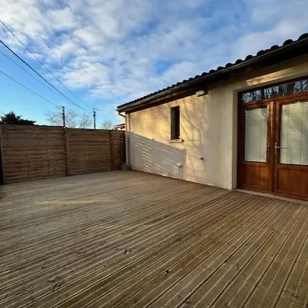 Modern 2 Bed Situated In Villereal Tatil Evi *